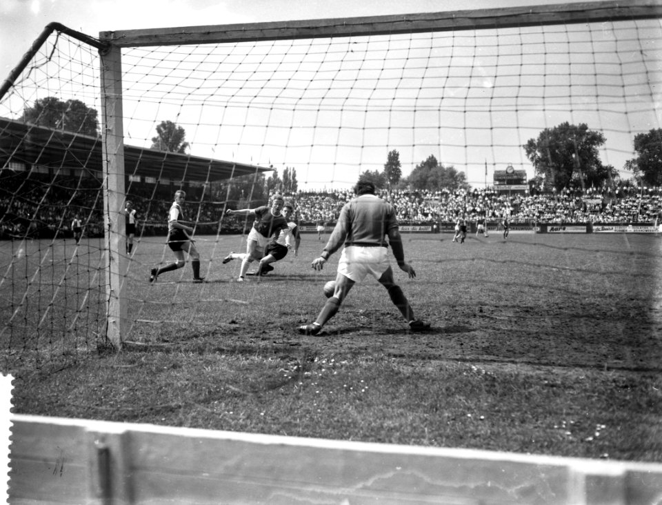 Ajax tegen Feyenoord 1-6, spelmomenten voor het Feyenoorddoel, Bestanddeelnr 911-3154