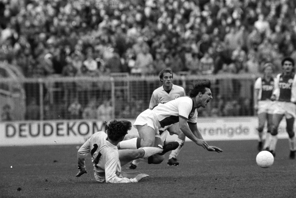 Ajax tegen FC Utrecht 5-2 Edo Ophof wordt onderuit gehaald door De Wit (l), Bestanddeelnr 932-8333