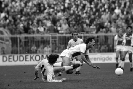 Ajax tegen FC Utrecht 5-2 Edo Ophof wordt onderuit gehaald door De Wit (l), Bestanddeelnr 932-8333