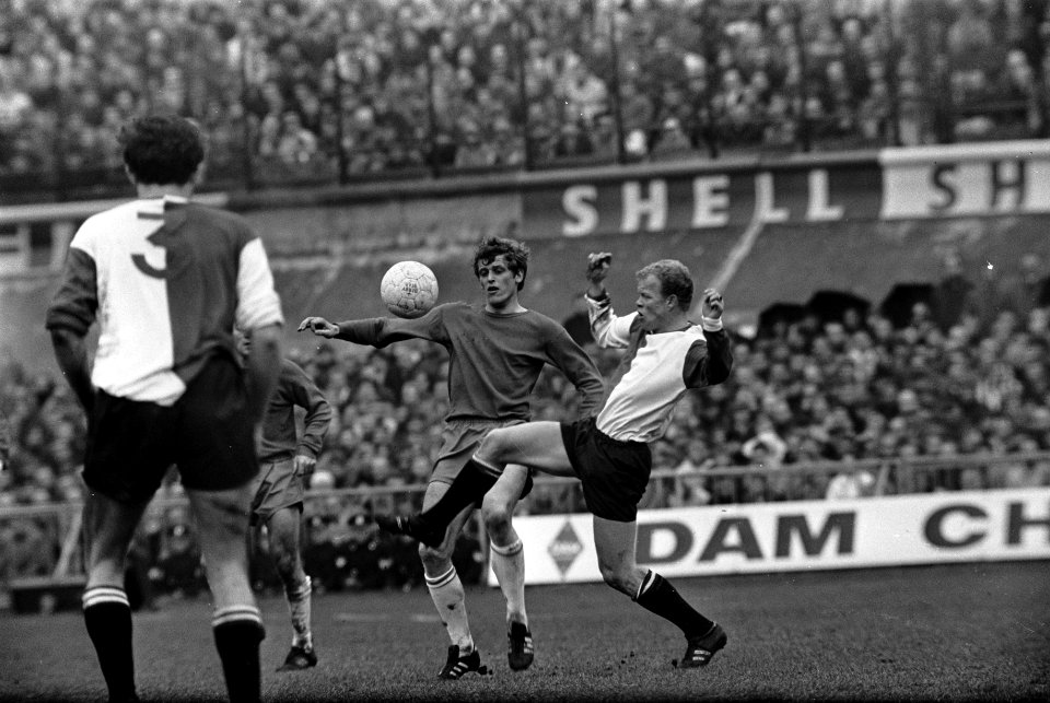Ajax tegen Feyenoord 1-0. Keizer (links) in duel met Romeyn, Bestanddeelnr 921-1534