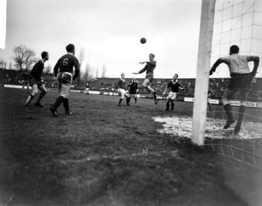 Ajax tegen Fortuna 54 2-1, Klaas Nuninga in actie (koppend), Bestanddeelnr 917-2352