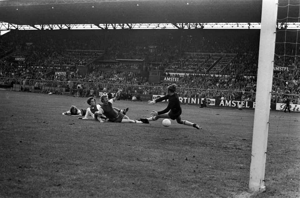 Ajax tegen Feyenoord 2-1, Arnold Mühren (tweede van lin scoort 2-1, keeper Treyt, Bestanddeelnr 926-6998