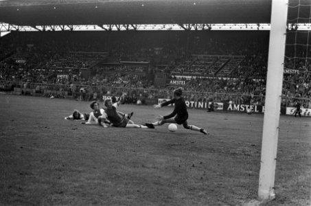 Ajax tegen Feyenoord 2-1, Arnold Mühren (tweede van lin scoort 2-1, keeper Treyt, Bestanddeelnr 926-6998