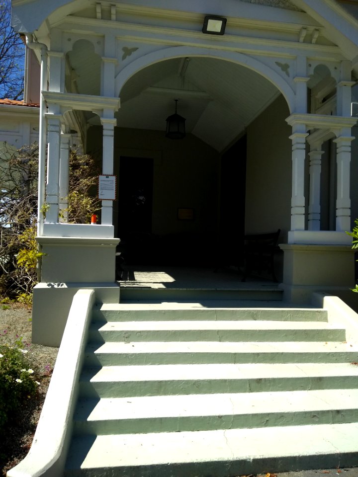 Aigantighe Art Gallery - 09 - House - Porch steps