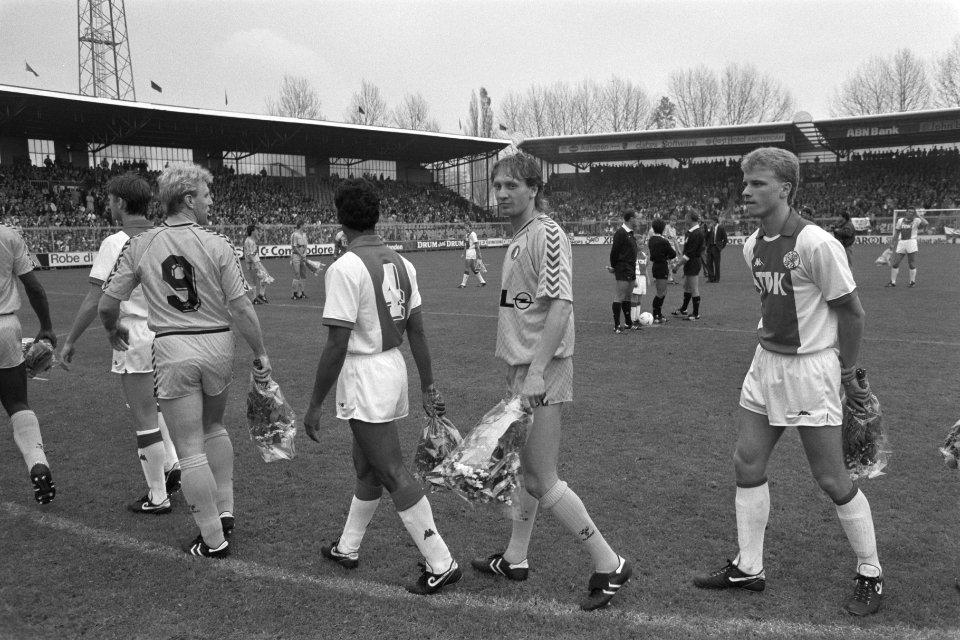 Ajax tegen Feyenoord spelers met bloemen op het veld in kader actie tegen vanda, Bestanddeelnr 934-1205