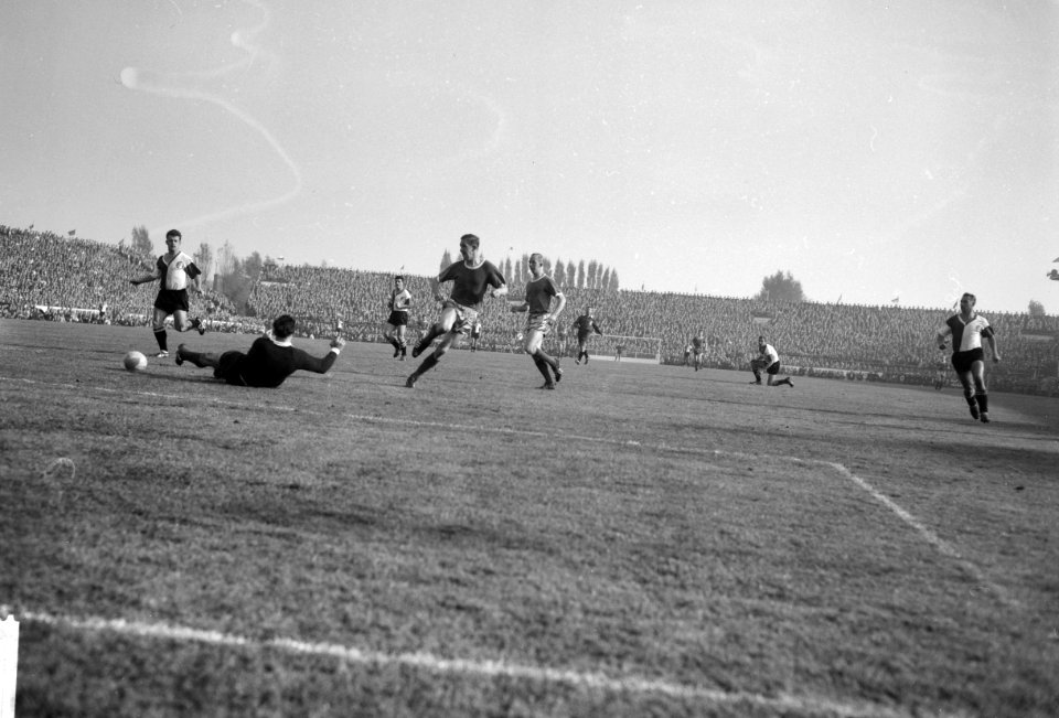 Ajax tegen Feyenoord 1-3. Kreyermaat, Pieters Graafland, Bak, Cees Groot , Henk , Bestanddeelnr 913-0536