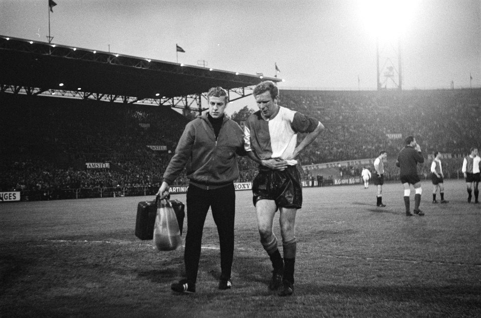 Ajax tegen Feyenoord 2-0, nummer 12 Hans Kraay geblesseerd nummer 13, 14 en 15 s, Bestanddeelnr 919-1662