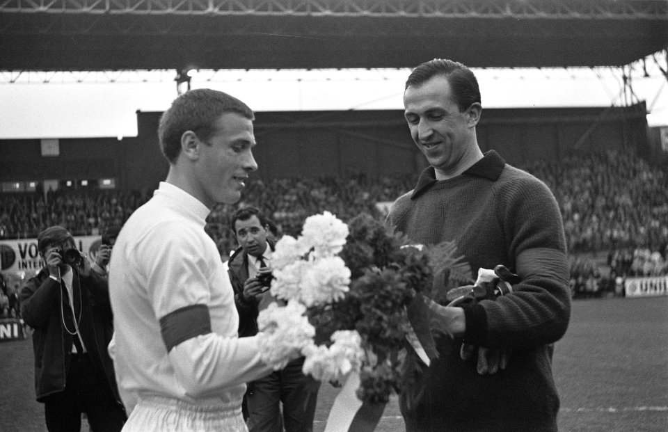 Ajax tegen Feyenoord 2-0, aanvoerder E. Pieters Graafland biedt Frits Soetekouw , Bestanddeelnr 919-1657
