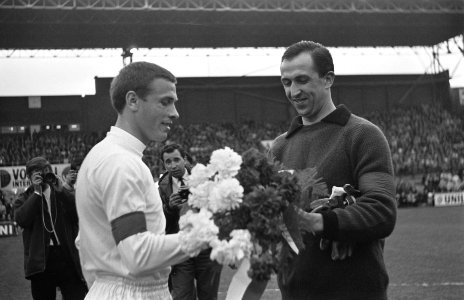 Ajax tegen Feyenoord 2-0, aanvoerder E. Pieters Graafland biedt Frits Soetekouw , Bestanddeelnr 919-1657