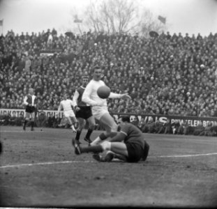 Ajax tegen Feyenoord 1-1, spelmoment vlnr Keizer, Kra C Groot en Pieters Gr, Bestanddeelnr 916-0560