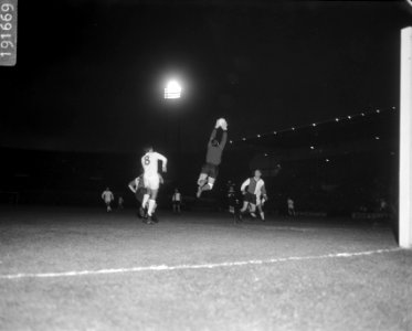 Ajax tegen Feyenoord 2-0, spelmoment, Tonnie Pronk in ak tie, Bestanddeelnr 919-1669
