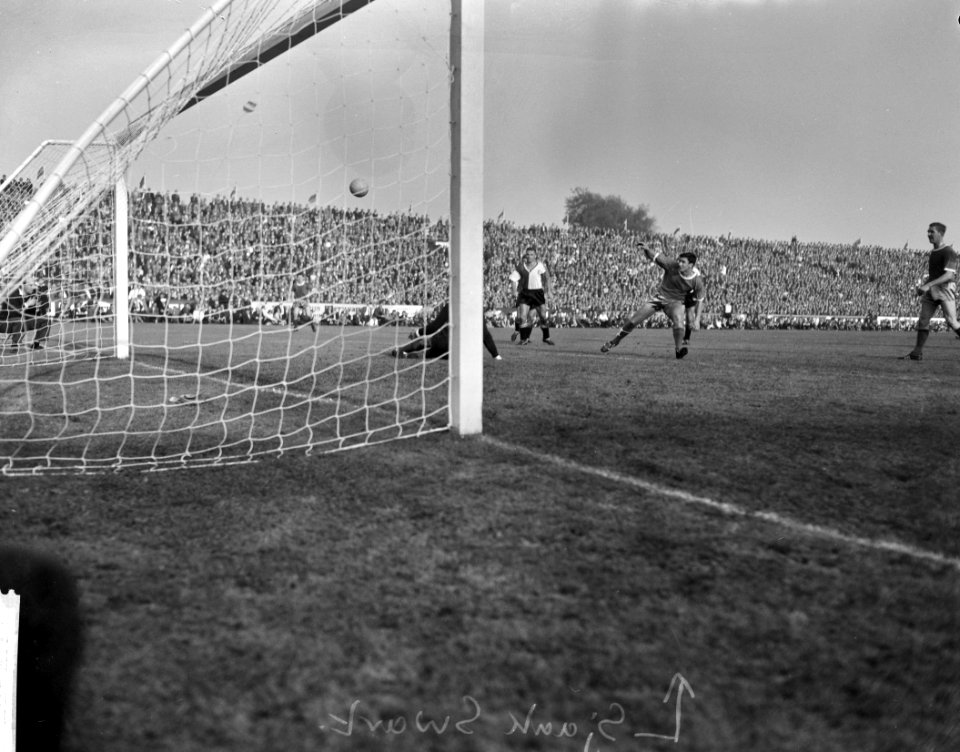 Ajax tegen Feyenoord 1-3. Actie Sjaak Swart, Bestanddeelnr 913-0535