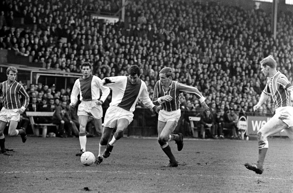 Ajax tegen Fortuna '54 1-0, Sjaak Swart in duel, Bestanddeelnr 920-0444