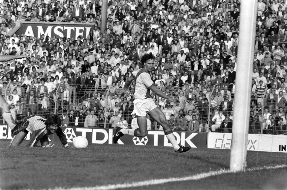 Ajax tegen Feyenoord 1-2 Van Basten heeft doelman Hiele (l) gepasseerd, 13 Van , Bestanddeelnr 933-4478