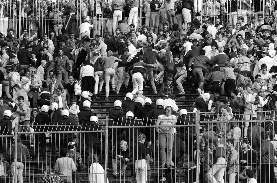 Ajax tegen Feyenoord 1-2 Feyenoordsupporters slopen een hek, de ME grijpt in, Bestanddeelnr 933-4479