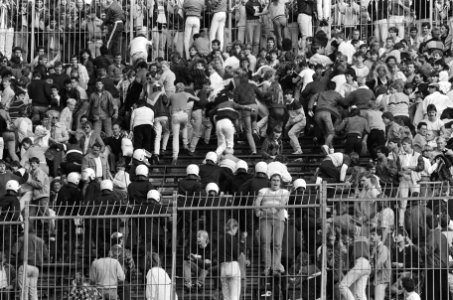 Ajax tegen Feyenoord 1-2 Feyenoordsupporters slopen een hek, de ME grijpt in, Bestanddeelnr 933-4479