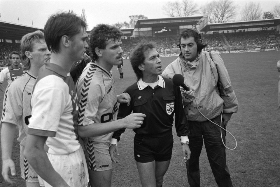 Ajax tegen Feyenoord scheidsrechter Ignace van Swieten onderbreekt wedstrijd, Bestanddeelnr 934-1204