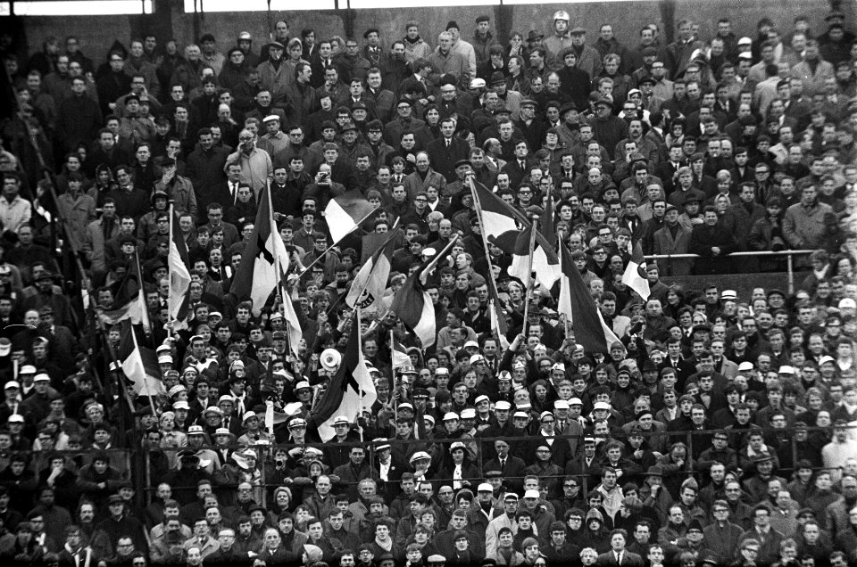 Ajax tegen Feyenoord 1-0. Nummers 4.5 publiek met spandoeken, Bestanddeelnr 921-1540