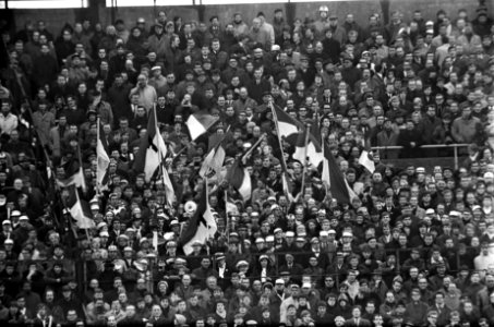Ajax tegen Feyenoord 1-0. Nummers 4.5 publiek met spandoeken, Bestanddeelnr 921-1540