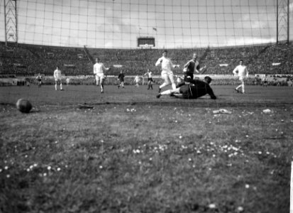 Ajax tegen Feyenoord 1-1 in Olympisch Stadion, Henk Groot scoort, op grond keepe, Bestanddeelnr 917-6645