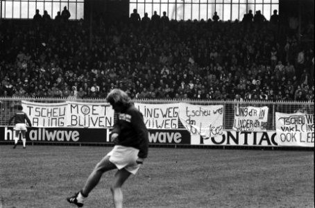 Ajax tegen FC Twente 5-1. Spandoeken voor blijven van La Ling , 5a Rookbom, Bestanddeelnr 932-0101