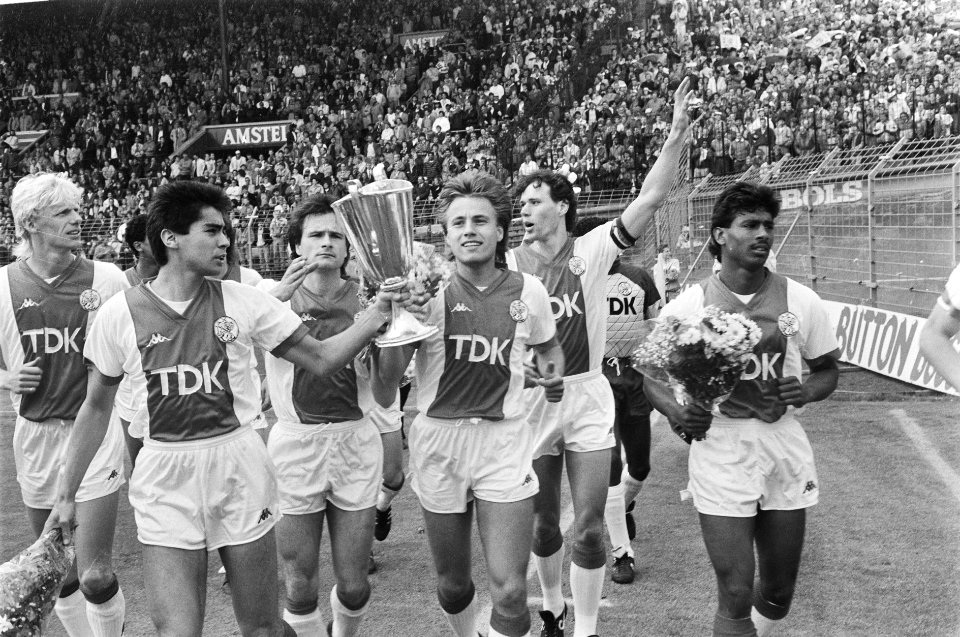 Ajax tegen Feyenoord 1-3 ereronde Ajax met Europa Cup I v.l.n.r. Scholten, Silo, Bestanddeelnr 933-9819