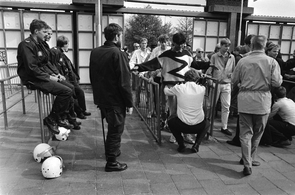 Ajax tegen Feyenoord 1-2 supporters worden gefouilleerd, Bestanddeelnr 933-4480