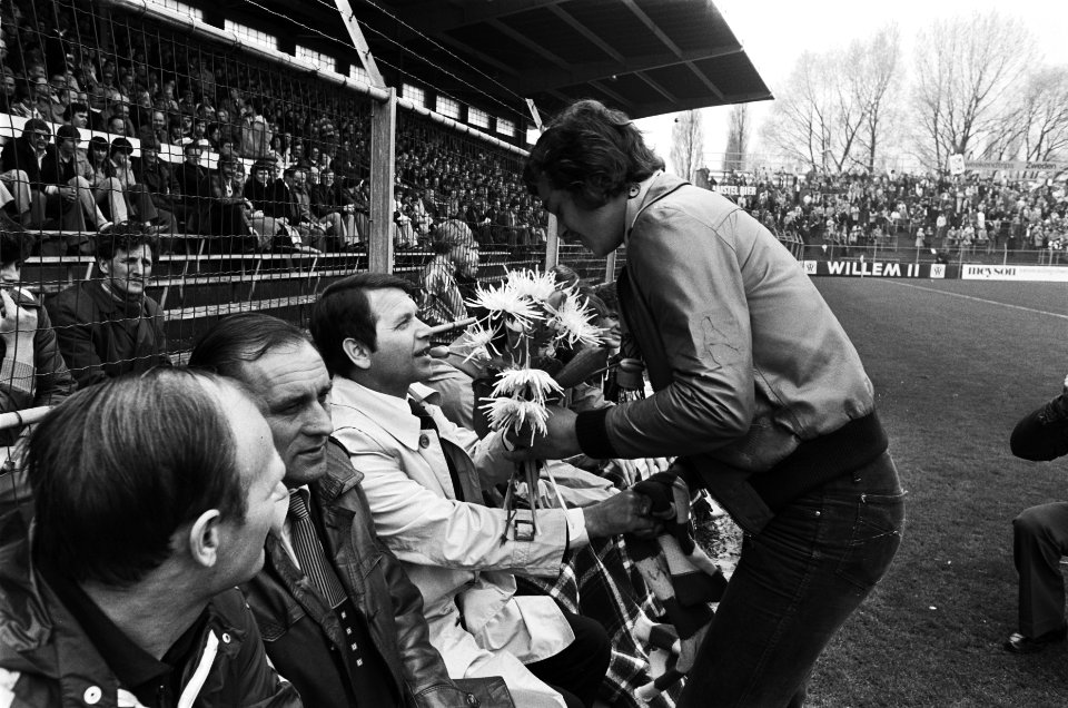 Ajax tegen FC Twente 4-1, Coach Ivic krijgt bloemen, Bestanddeelnr 929-6937
