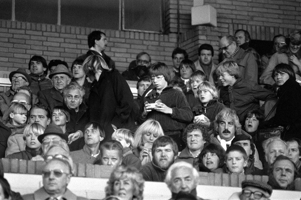 Ajax tegen FC Twente 5-3, Johan Cruijff met echtgenote Danny Cruijff-Coster en z, Bestanddeelnr 931-1801