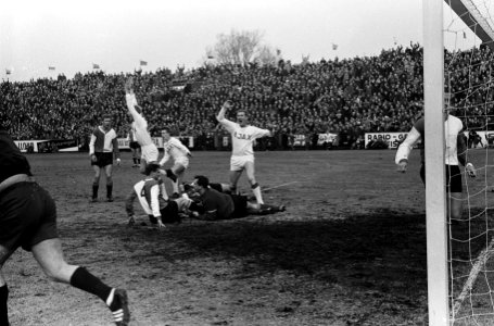Ajax tegen Feijenoord 1-3. Henk Groot maakt voor Ajax het eerste en enige doelpu, Bestanddeelnr 914-9639