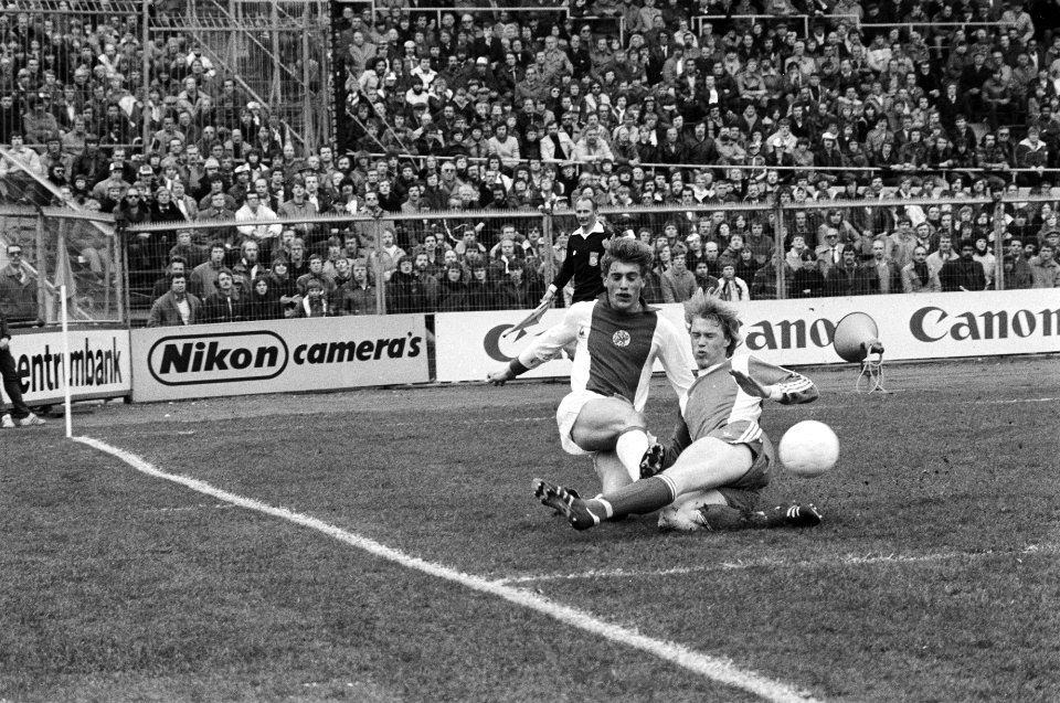 Ajax tegen Feijenoord 1-1 Wijnberg (links) in duel met Petursson, Bestanddeelnr 930-7135