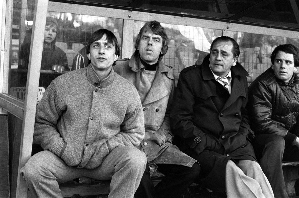 Ajax tegen FC Twente 5-3, vlnr Johan Cruijff , Leo Beenhakker en Bobby Haarm, Bestanddeelnr 931-1800