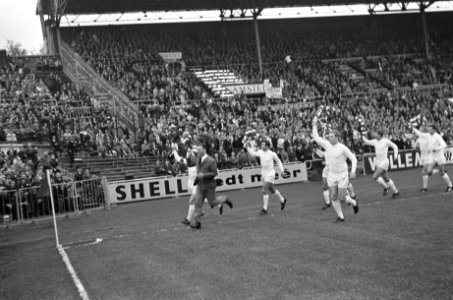Ajax tegen Feyenoord 2-0, spelers Ajax maken ererondje, Bestanddeelnr 919-1664