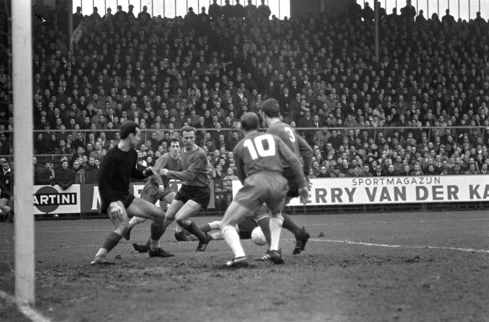 Ajax tegen FC Twente 6-2, links keeper Misic, achter links Cruijff, geheel recht, Bestanddeelnr 919-9854