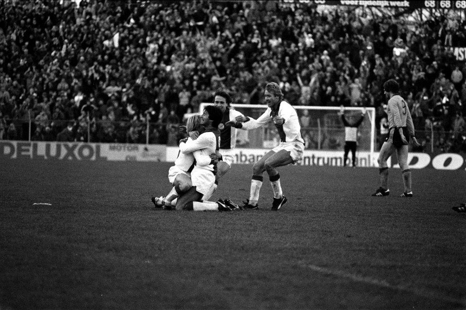 Ajax tegen FC Twente 5-3, La Ling omhelsd door Weggelaar na Ajax op 4-3, Schoena, Bestanddeelnr 931-1797