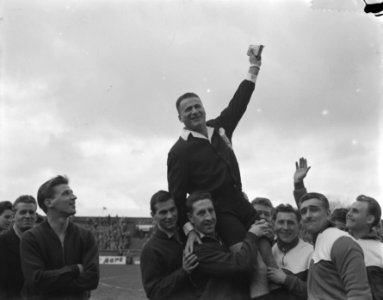 Ajax tegen Elinkwijk 1-4, huldiging van Leo Horn, Bestanddeelnr 910-1699