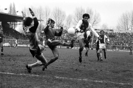 Ajax tegen FC Twente 5-1. Vanenburg in duel met Twente-doelman Snelders, Bestanddeelnr 932-0099
