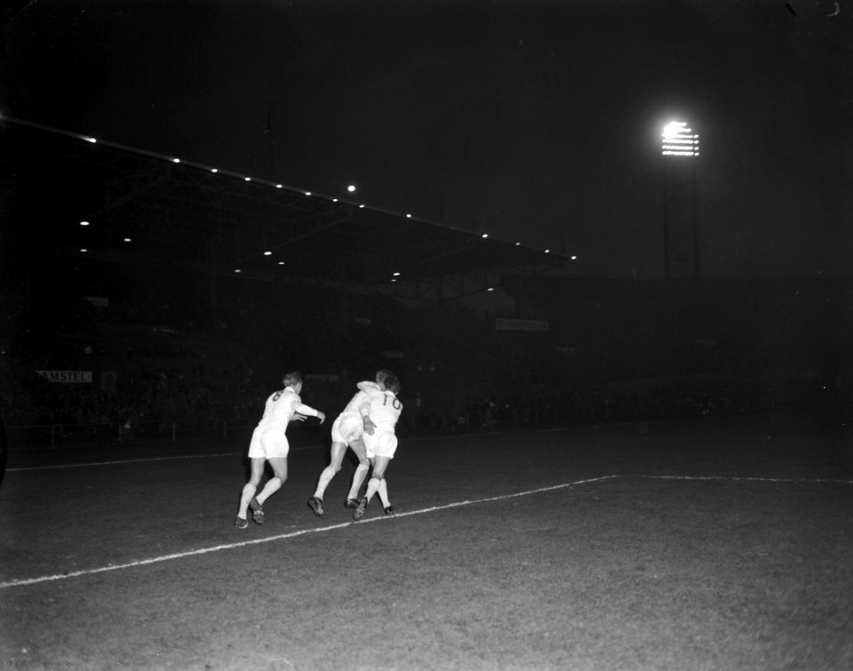 Ajax tegen Feyenoord (juichende spelers van Ajax), Bestanddeelnr 913-8143