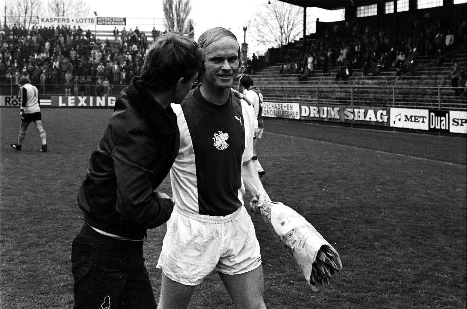 Ajax tegen FC Twente 4-1, Ruud Geels met bloemen, Bestanddeelnr 929-6936