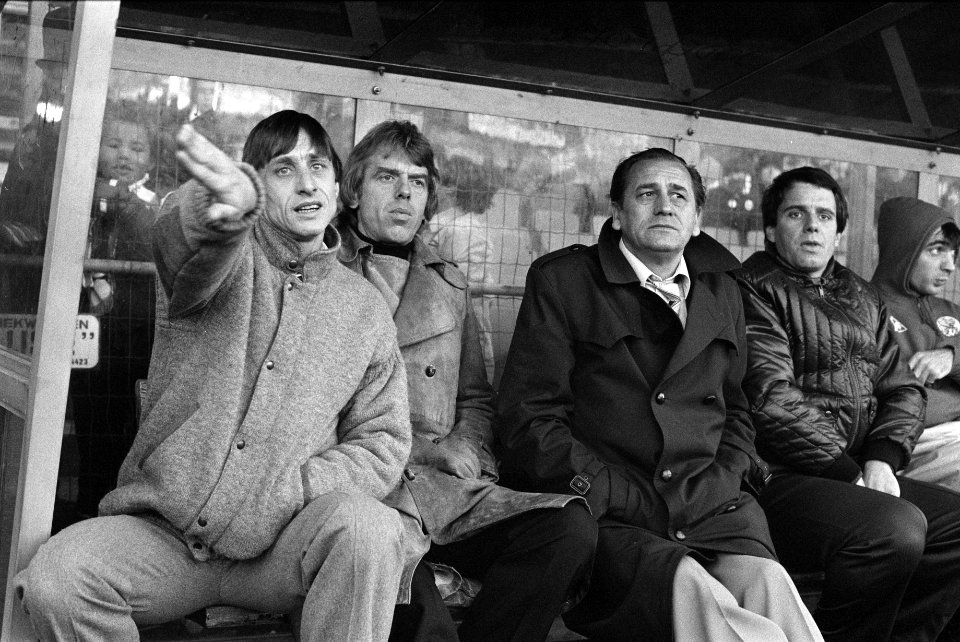 Ajax tegen FC Twente 5-3, Johan Cruijff nam in tweede helft plaats naast Leo Bee, Bestanddeelnr 931-1799