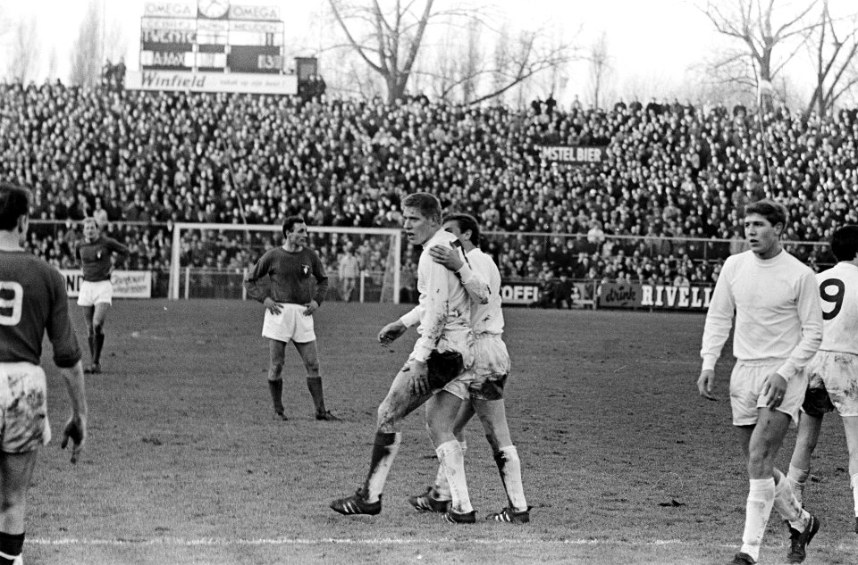Ajax tegen FC Twente 3-1, Tonnie Pronk (Ajax) verlaat veld wegens natrappen, Bestanddeelnr 918-6077