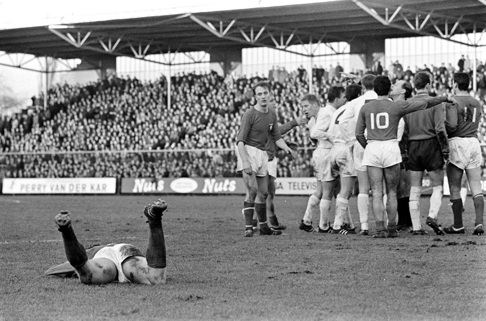 Ajax tegen FC Twente 3-1, Ton Donklaar(FC Twente) ligt op grond, spelers bij sc…, Bestanddeelnr 918-6078