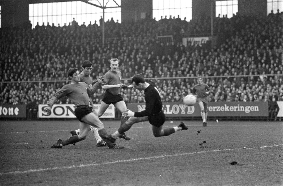 Ajax tegen FC Twente 6-2, Sjaak Swart scoort, keeper Zoran Misic geslagen, Bestanddeelnr 919-9855