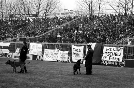 Ajax tegen FC Twente 5-1. Spandoeken voor blijven van La Ling , 5a Rookbom, Bestanddeelnr 932-0100