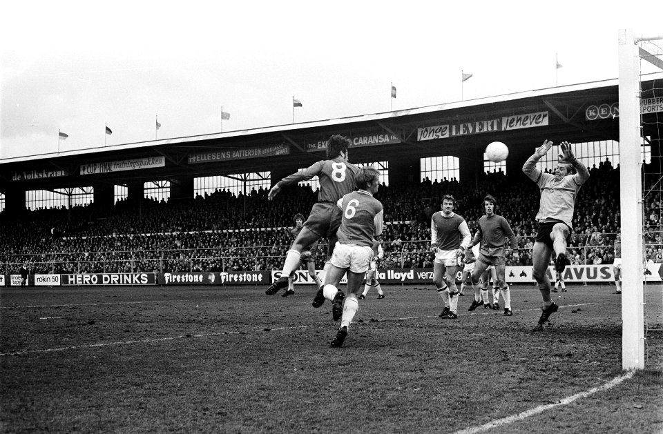 Ajax tegen FC Twente 3-0. S. Swart scoort 1-0, Bestanddeelnr 923-4049