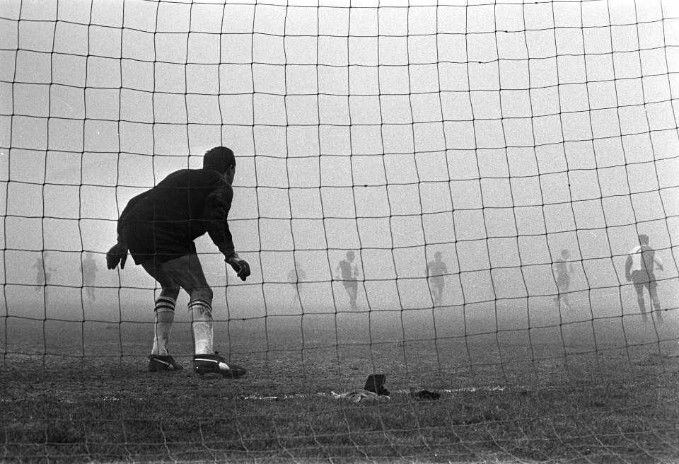 Ajax tegen Feyenoord, Eddy Pieters Graafland tuurt in de mist, Bestanddeelnr 921-0098