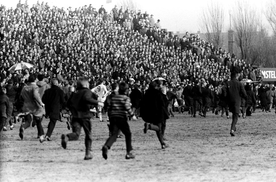 Ajax tegen Feijenoord 1-3 Supporters op het veld, Bestanddeelnr 914-9648