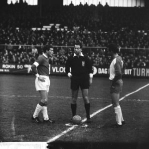 Ajax tegen Elinkwijk 7-0, aanvoerder Frits Soetekouw van Ajax , scheidsrechter S, Bestanddeelnr 918-7304