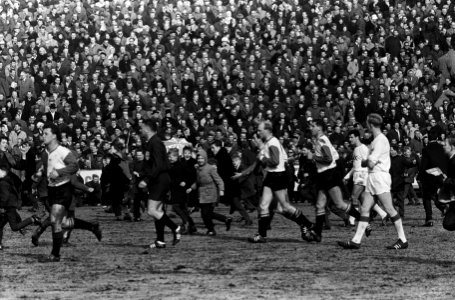 Ajax tegen Feijenoord 1-3. Feijenoord krijgt penalty, publiek stroomt veld op, v, Bestanddeelnr 914-9637