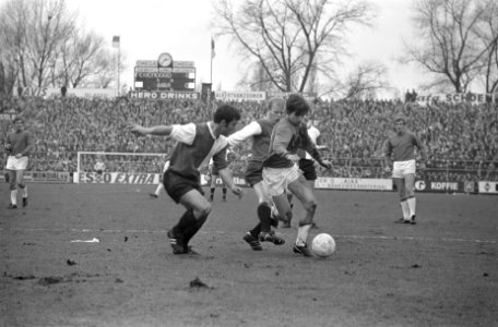 Ajax tegen Feijenoord 1-2 (bekercompetitie) Johan Cruijff in duel met Laseroms (, Bestanddeelnr 922-1864